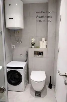 a bathroom with a washing machine and a toilet at Leo Lux 2 in Niš