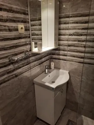a bathroom with a sink and a mirror at Apartman STEVAN Vrnjačka Banja in Vrnjačka Banja