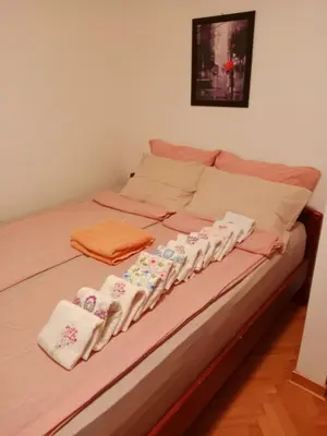 a bed with towels and towels on it at Apartman Simović, Vrnjačka Banja in Vrnjačka Banja