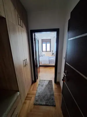 a hallway with a door leading to a bedroom at Apartman Imperator Vrnjačka Banja in Vrnjačka Banja