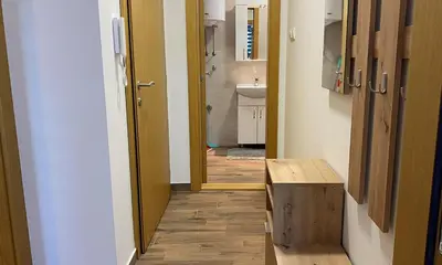 a hallway with a door leading to a bathroom at Apartman Ružica Sokobanja in Soko Banja