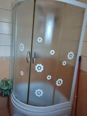 a shower with white daisies painted on it at MAFI AS APARTMAN in Soko Banja