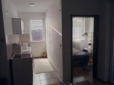 a small room with a kitchen and a bedroom at BakaBaka in Pojate