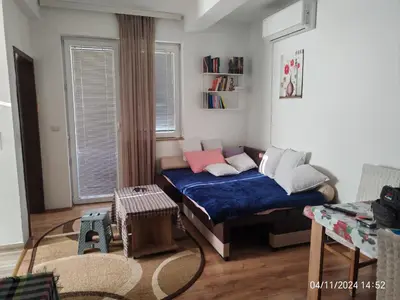 a small room with a bed with blue sheets and pillows at BakaBaka in Pojate