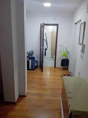 a hallway with a door leading to a bathroom at BakaBaka in Pojate