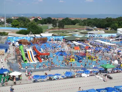 a large crowd of people at a water park at Dobi Apartmani WING 7 in Jagodina