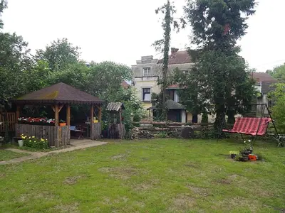 a yard with a gazebo and a house at Apartman Luka in Vrnjačka Banja