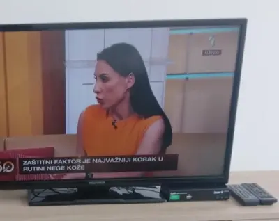 a television screen with a woman on it at Green Apartman in Paraćin