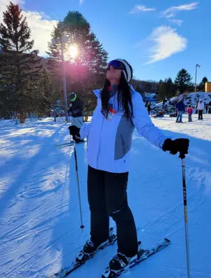 a woman is standing on skis in the snow at Mon réve Nlux79 in Kopaonik