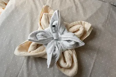 a towel with a bow on a persons shirt at Duma Apartmani 1 Vrnjačka Banja in Vrnjačka Banja