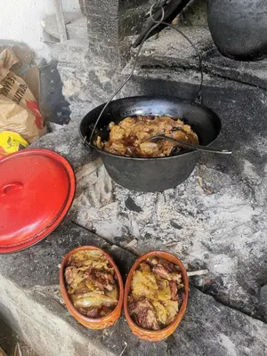 two dishes of food are cooking on a grill at Apartman Denčić Zavojsko jezero in Pirot