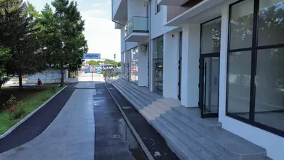 an empty sidewalk in front of a building at apartman gold Jagodina in Jagodina