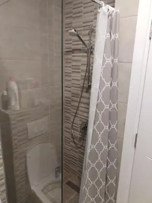 a shower with a glass door and a toilet at HUGO APARTMAN Green Hill Kompleks- u blizini Akva Parka in Soko Banja
