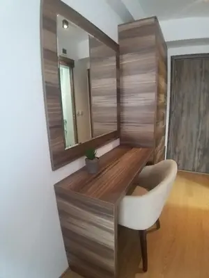 a desk with a white chair and a mirror at Prenoćište SRBIJA in Surdulica