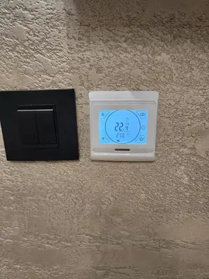 a digital clock sitting on the side of a wall at Ebra 76 Kraljevi Cardaci Kopaonik in Kopaonik