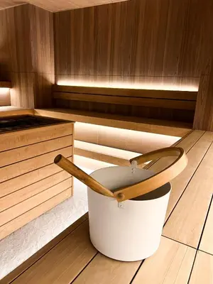 a sauna with a wooden tub with a wooden spoon at Woodside 007 in Kopaonik
