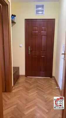 a room with a door and a wooden floor at Apartman RED u Vrnjačkoj Banji in Vrnjačka Banja