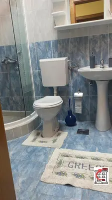 a bathroom with a toilet and a sink at Apartman RED u Vrnjačkoj Banji in Vrnjačka Banja