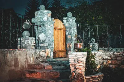 an entrance to a gate with a wooden door at Konačište Zaplanjsko ognjište in Donji Dušnik