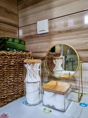 a mirror and a chair in a room at Apartman Nevena in Vrnjačka Banja