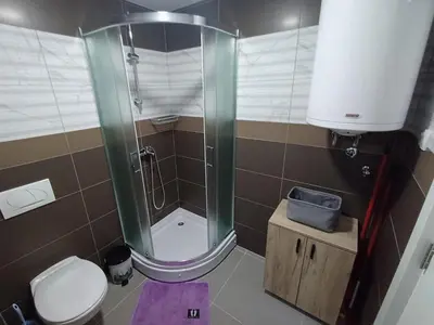 a small bathroom with a shower and a toilet at Apartman NALE in Vrnjačka Banja