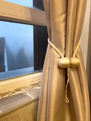 a curtain with a knot in a window at Castello apartman Kopaonik Kraljevi Cardaci komplex in Kopaonik