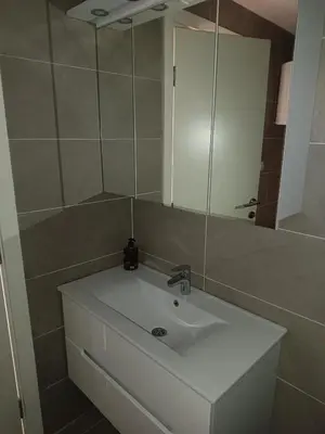 a bathroom with a sink and a mirror at Apartman MASTER Porta Infinitas in Vrnjačka Banja