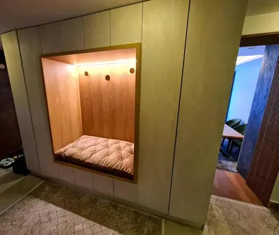 a small room with a couch in a wall at Drop Kop in Brzeće