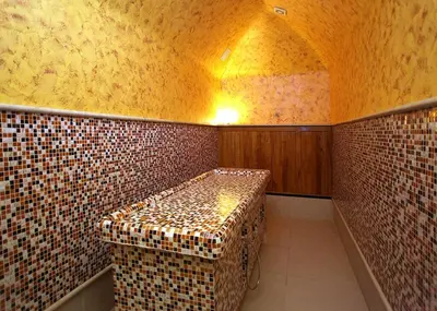 a room with a bench in a room with tiles at Apartman Sofija Kraljevi Čardaci in Kopaonik