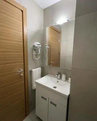 a bathroom with a sink and a mirror at SKY PEAK KRALJEVI ČARDACI APARTMENT in Kopaonik