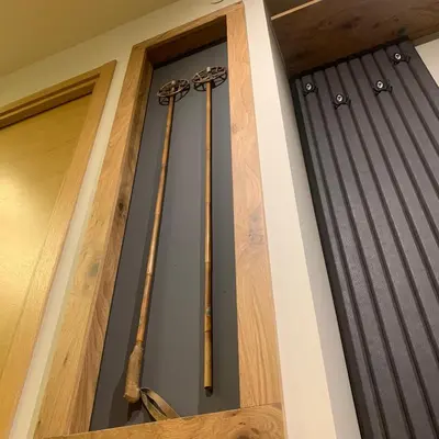a door with two ski poles in a room at Apartman Kiš Kraljevi Čardaci in Kopaonik