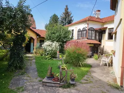 a garden in front of a house at Garičkina kuća 2 in Pirot