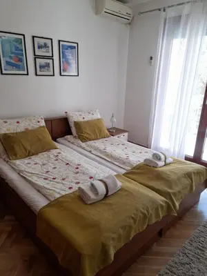 two beds sitting next to each other in a bedroom at B&P apartman Vrnjačka Banja in Vrnjačka Banja