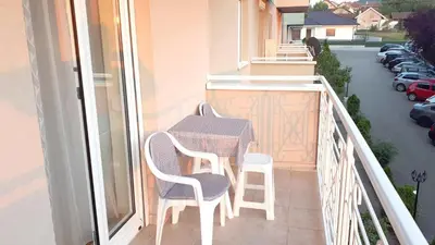 a balcony with a table and chairs on a balcony at Apartman SN in Vrnjačka Banja