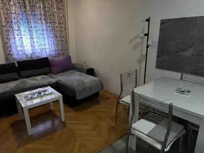a living room with a couch and a table at Jednosoban stan centar Ela, in Pirot