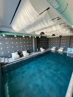 a large swimming pool in a hotel room at Pukikop Apartman in Kopaonik