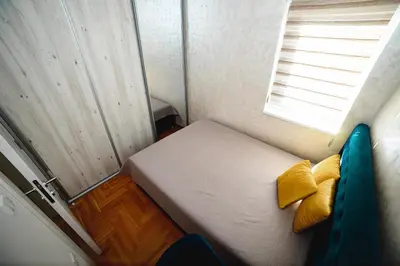a small room with a couch and a window at Apartman VELUK in Vrnjci