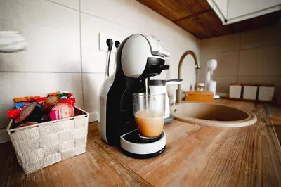 a juicer sitting on a counter with a glass of juice at Apartman VELUK in Vrnjci