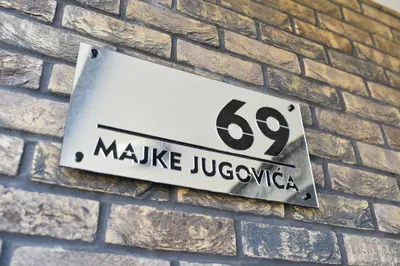 a sign on the side of a brick wall at BAGDALA RESIDENCE APARTMAN in Kruševac