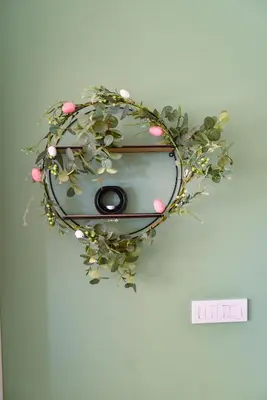 a wreath of flowers is on a wall at BAGDALA RESIDENCE APARTMAN in Kruševac