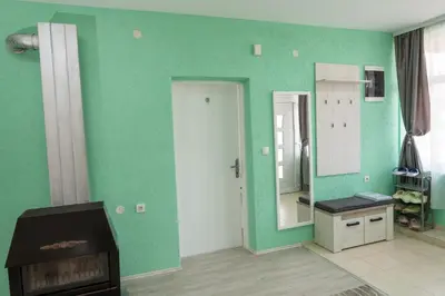 a room with a green wall and a mirror at SD PRENOĆIŠTE in Vranje