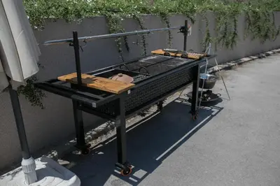 a grill sitting on a table next to a wall at Apartmani Rosica in Ribarska Banja