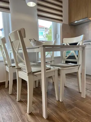 a white dining table and chairs in a kitchen at Verde Apartman Sokobanja in Soko Banja