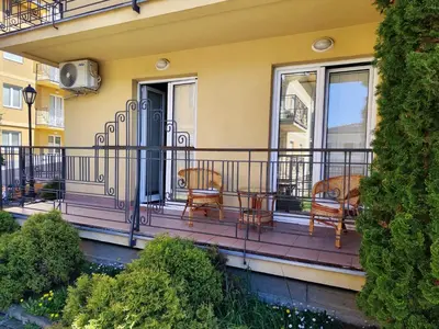a balcony of a house with chairs and windows at Apartman Leone Vrnjačka Banja in Vrnjačka Banja
