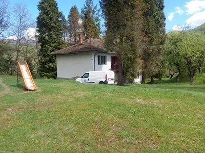 a white van parked in front of a house at Smeštaj Gokčanica in Gokčanica