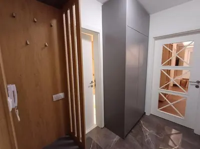 an empty room with a door and a closet at Mila apartman in Prokuplje