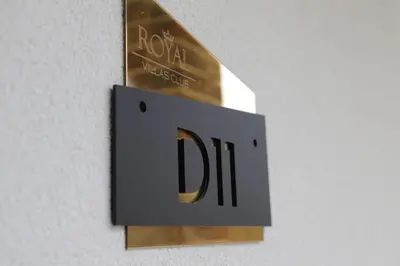 a sign that says dr on a wall at Vila-L&M- Royal in Lipova