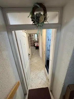 a hallway with a door with a wreath on it at Apartmani Milanović Jagodina in Jagodina