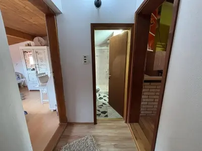 a hallway with a door leading into a room at Apartmani Milanović Jagodina in Jagodina