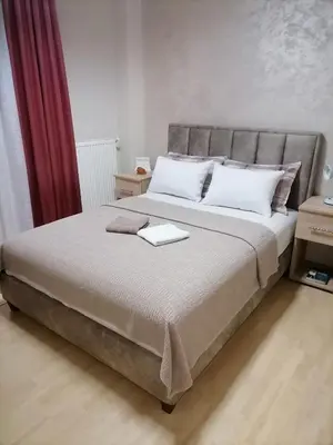 a bedroom with a bed with two towels on it at Apartman Jabuka in Paraćin